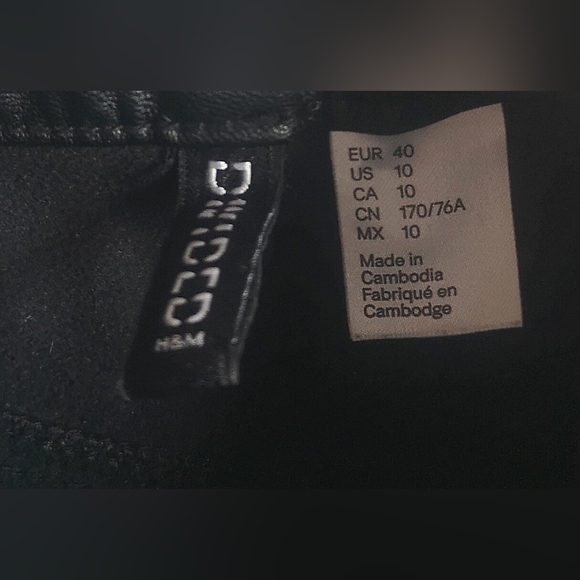 Divided faux leather shorts. Size 10 - Picture 7 of 11